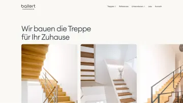 Startseite der Ballert Holzmanufaktur mit dem Claim „Wir bauen die Treppe für Ihr Zuhause“ und drei Treppenfotos