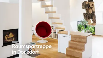 Referenzseite von Ballert zu einer Raumspartreppe in Donzdorf, Holztreppe in einem Wohnraum mit Kamin
