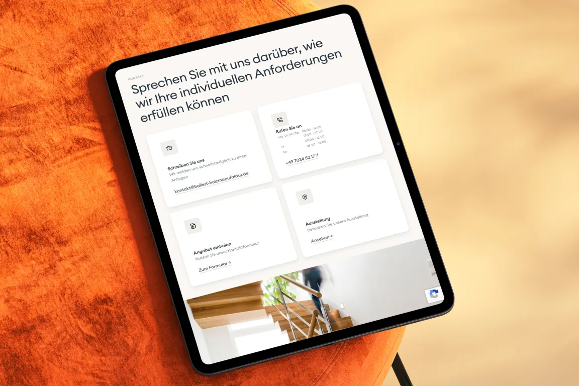 Anfrageformular der Ballert-Website auf einem iPad, aufgeteilt in Auswahlkacheln für Anliegen und Ausstattung